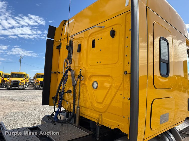 image for item ES5864 2021 Freightliner Cascadia 126 semi truck