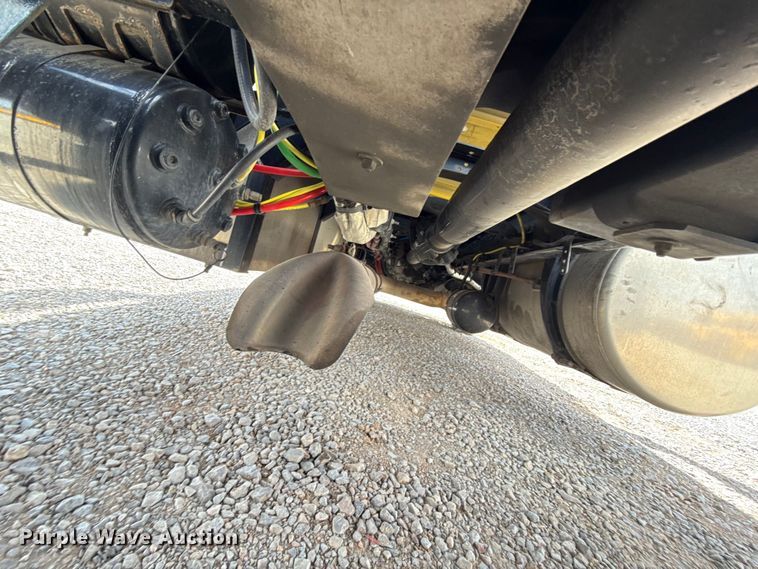 image for item ES5864 2021 Freightliner Cascadia 126 semi truck