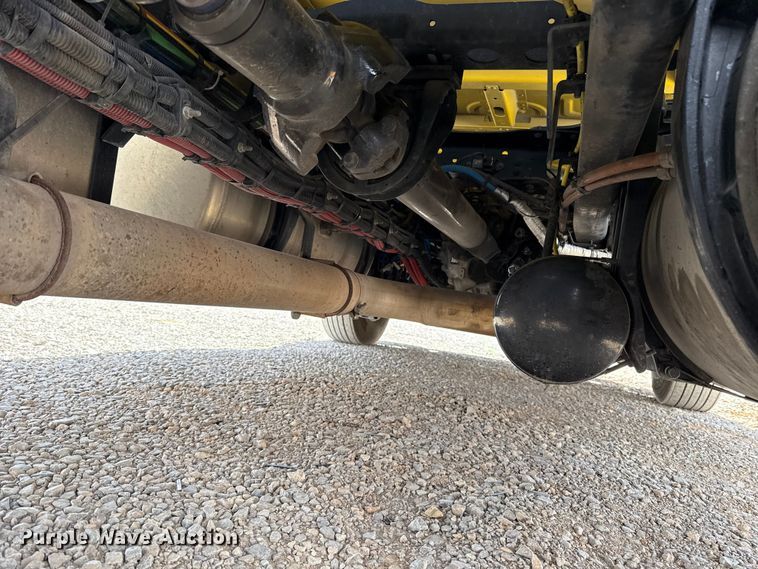 image for item ES5864 2021 Freightliner Cascadia 126 semi truck