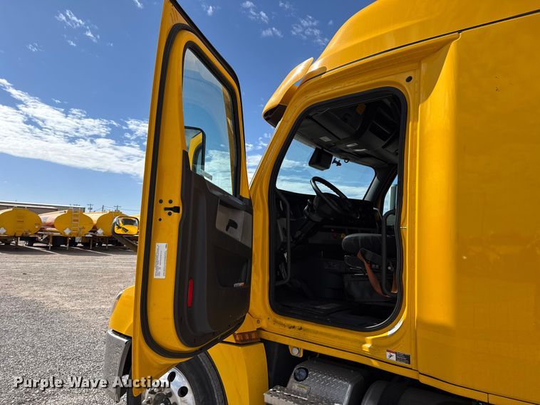 image for item ES5864 2021 Freightliner Cascadia 126 semi truck