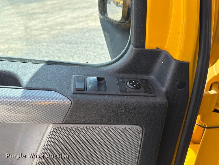 image for item ES5864 2021 Freightliner Cascadia 126 semi truck