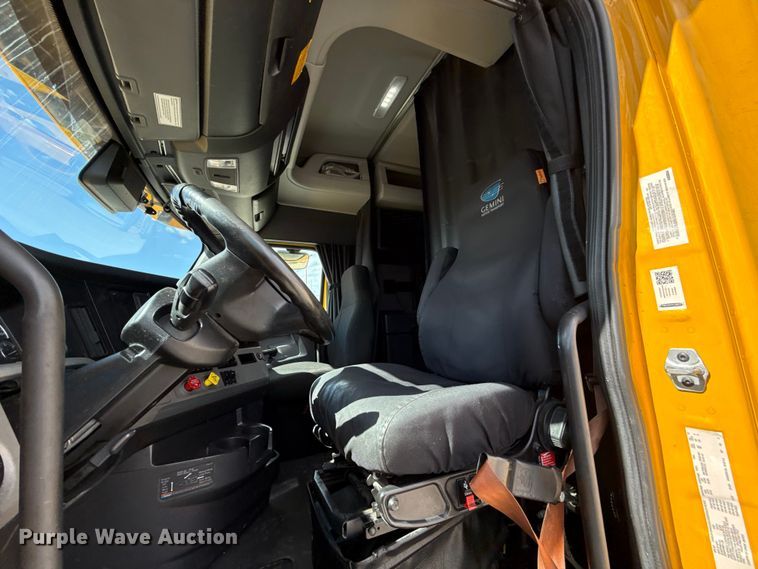 image for item ES5864 2021 Freightliner Cascadia 126 semi truck