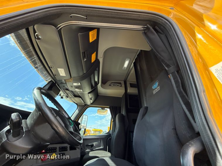 image for item ES5864 2021 Freightliner Cascadia 126 semi truck