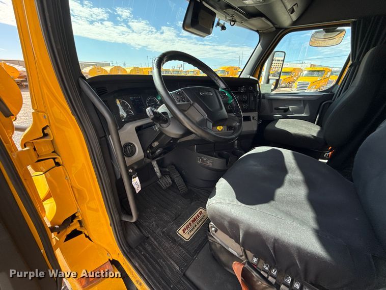 image for item ES5864 2021 Freightliner Cascadia 126 semi truck