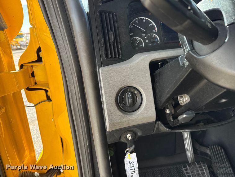 image for item ES5864 2021 Freightliner Cascadia 126 semi truck