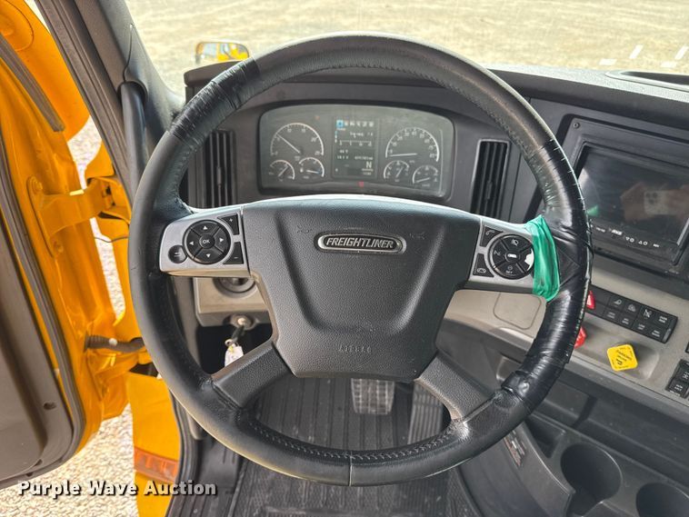 image for item ES5864 2021 Freightliner Cascadia 126 semi truck