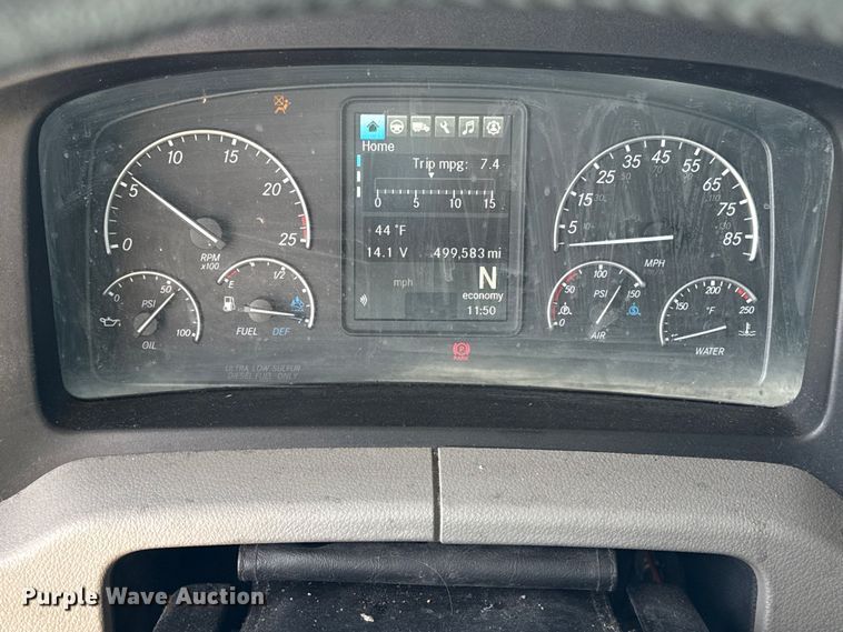 image for item ES5864 2021 Freightliner Cascadia 126 semi truck