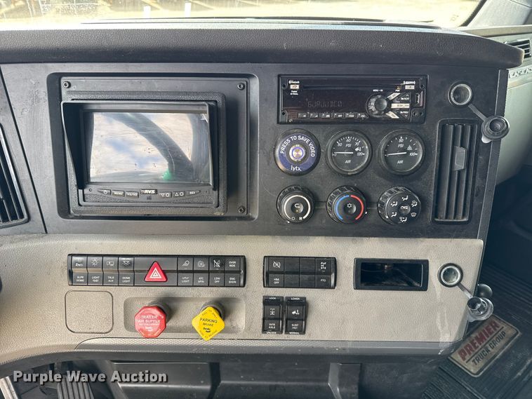 image for item ES5864 2021 Freightliner Cascadia 126 semi truck