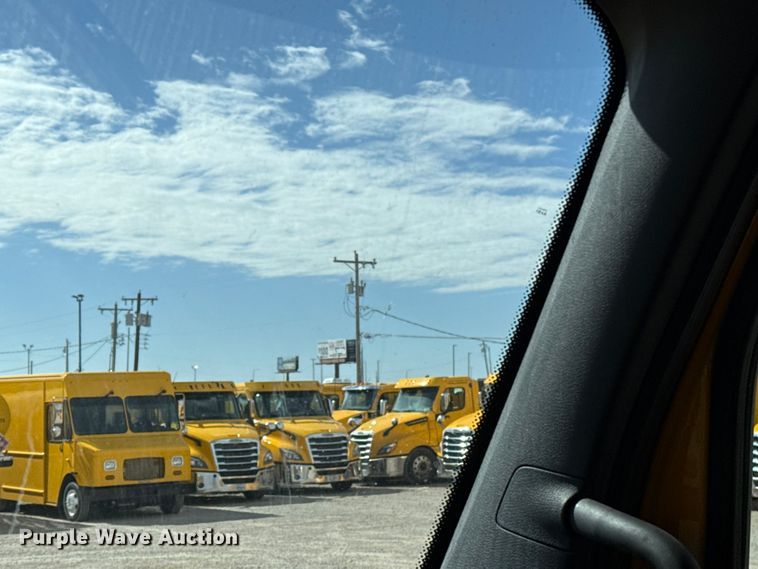 image for item ES5864 2021 Freightliner Cascadia 126 semi truck