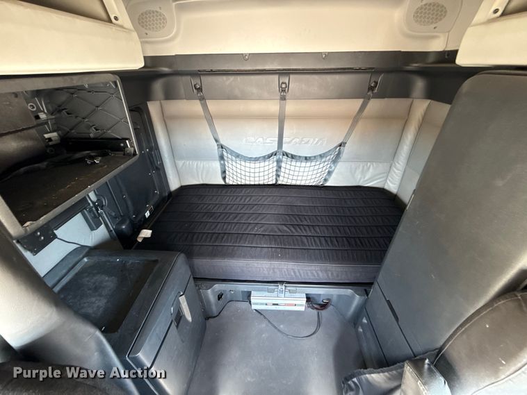 image for item ES5864 2021 Freightliner Cascadia 126 semi truck