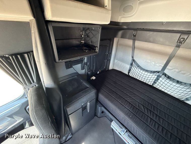 image for item ES5864 2021 Freightliner Cascadia 126 semi truck