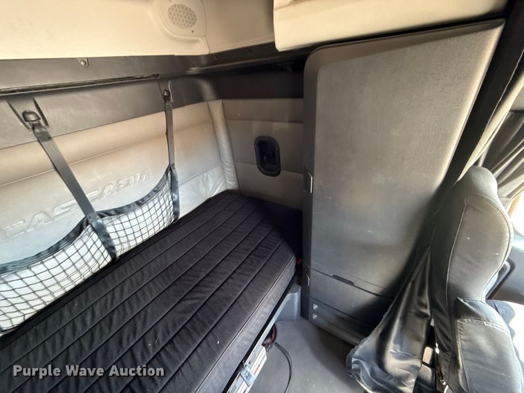 image for item ES5864 2021 Freightliner Cascadia 126 semi truck