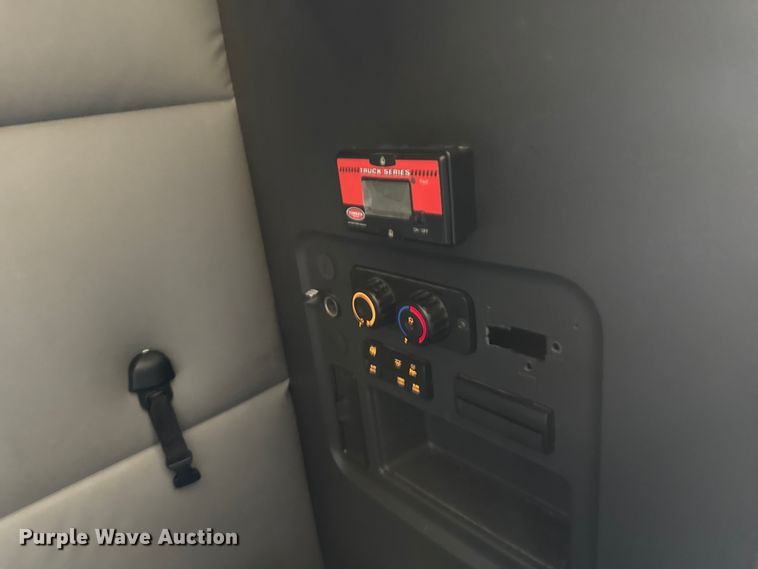 image for item ES5864 2021 Freightliner Cascadia 126 semi truck