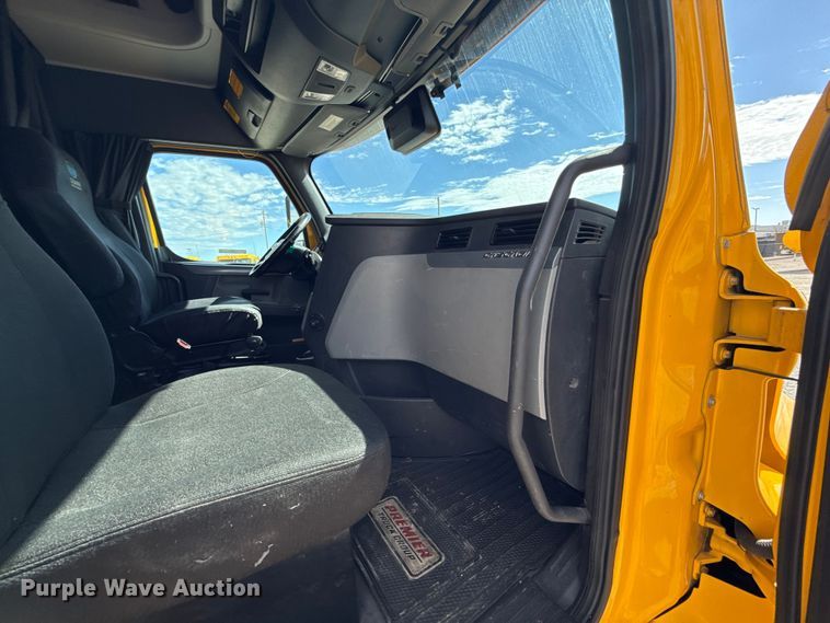 image for item ES5864 2021 Freightliner Cascadia 126 semi truck