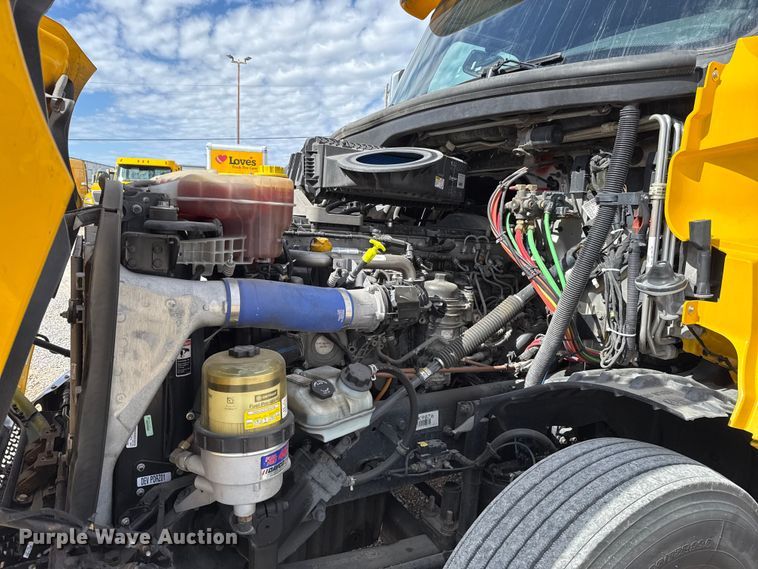 image for item ES5864 2021 Freightliner Cascadia 126 semi truck