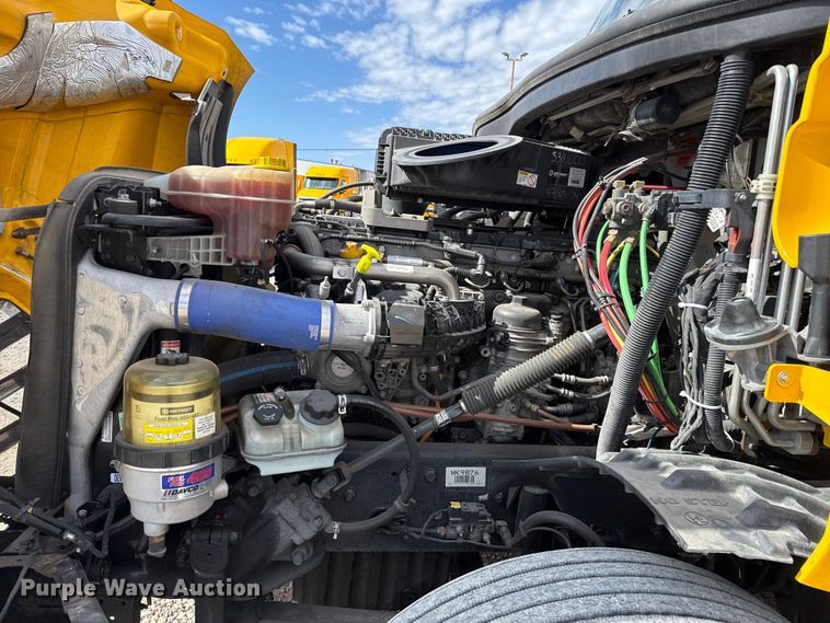 image for item ES5864 2021 Freightliner Cascadia 126 semi truck