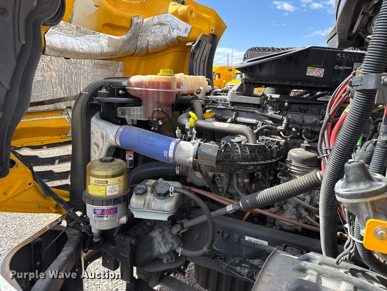 image for item ES5864 2021 Freightliner Cascadia 126 semi truck