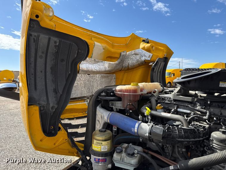 image for item ES5864 2021 Freightliner Cascadia 126 semi truck