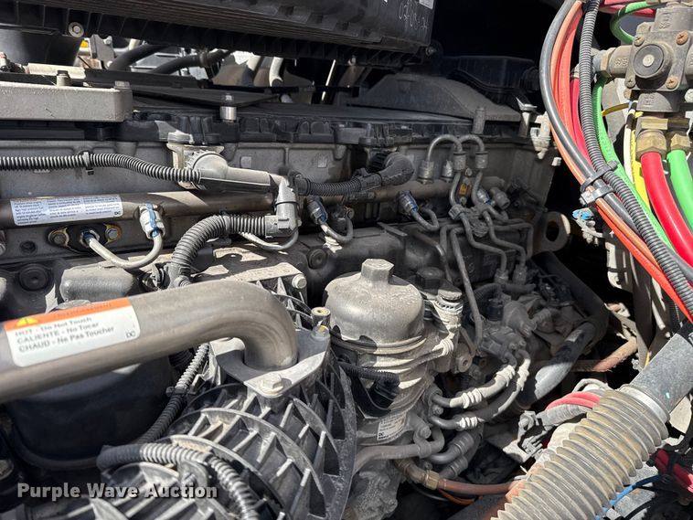 image for item ES5864 2021 Freightliner Cascadia 126 semi truck