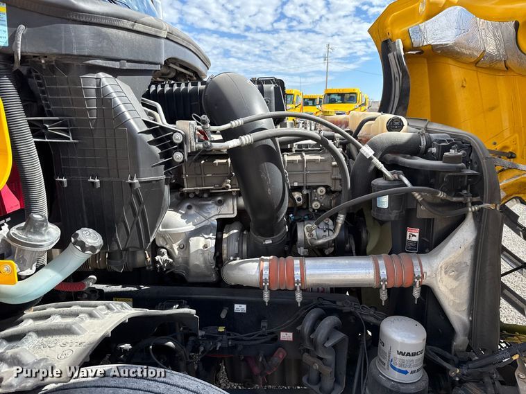 image for item ES5864 2021 Freightliner Cascadia 126 semi truck