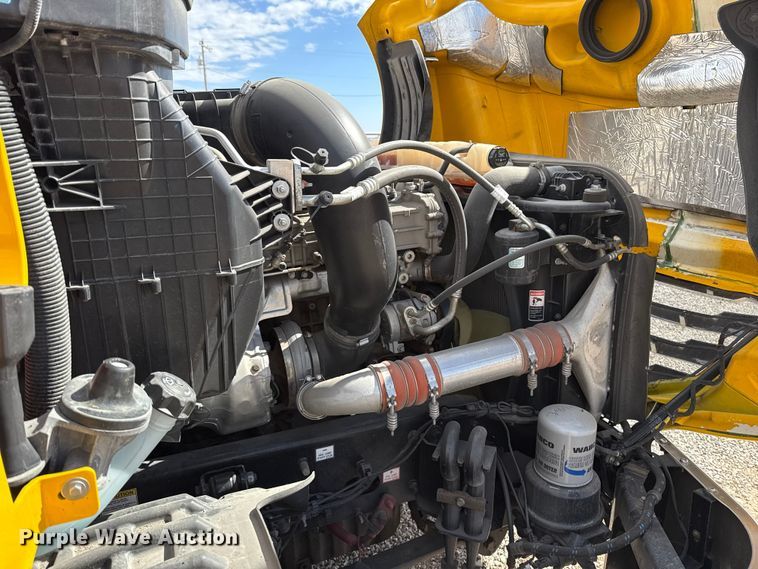 image for item ES5864 2021 Freightliner Cascadia 126 semi truck