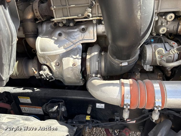 image for item ES5864 2021 Freightliner Cascadia 126 semi truck