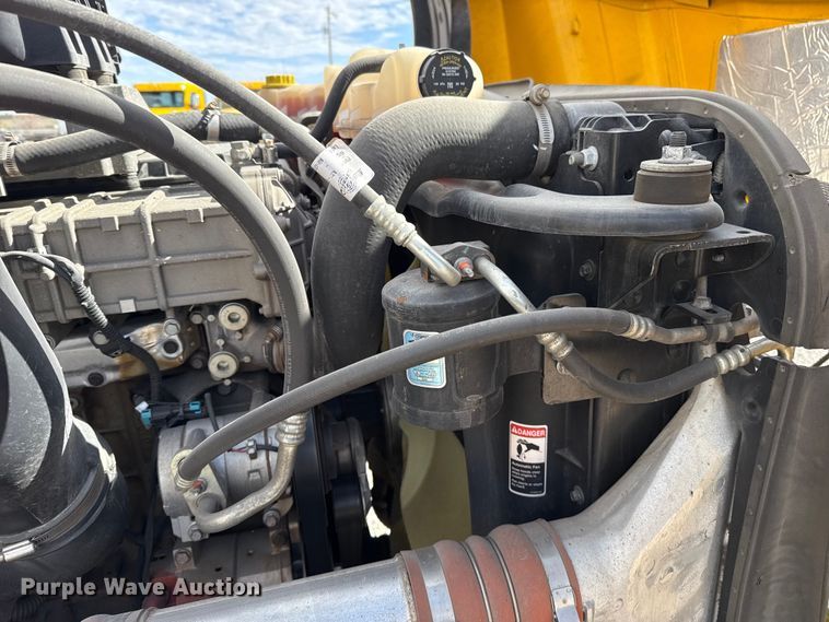 image for item ES5864 2021 Freightliner Cascadia 126 semi truck