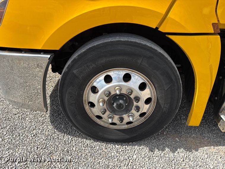 image for item ES5864 2021 Freightliner Cascadia 126 semi truck