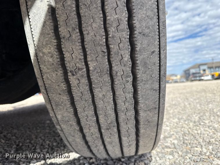 image for item ES5864 2021 Freightliner Cascadia 126 semi truck