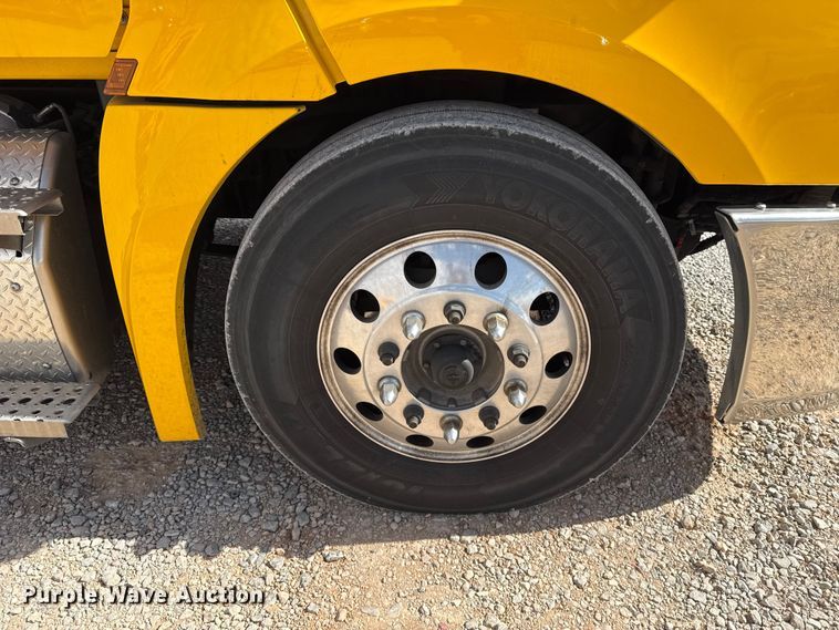 image for item ES5864 2021 Freightliner Cascadia 126 semi truck