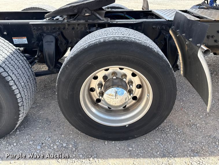 image for item ES5864 2021 Freightliner Cascadia 126 semi truck