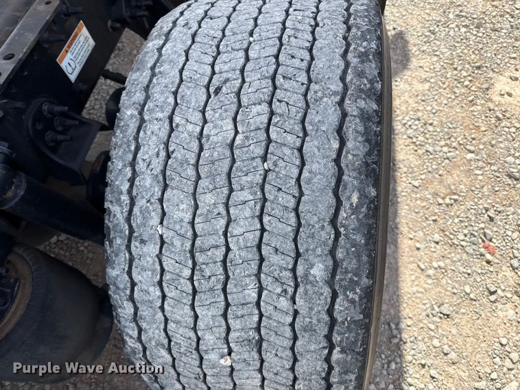 image for item ES5864 2021 Freightliner Cascadia 126 semi truck