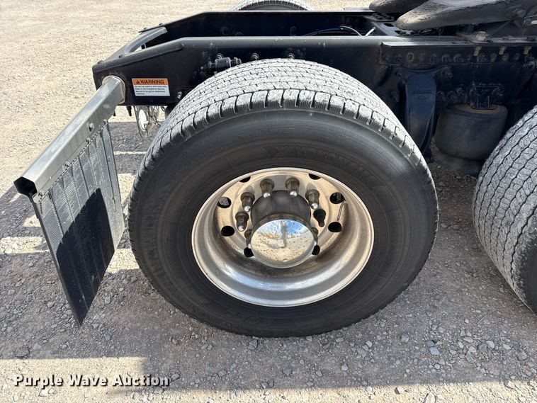 image for item ES5864 2021 Freightliner Cascadia 126 semi truck