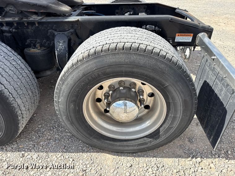 image for item ES5864 2021 Freightliner Cascadia 126 semi truck