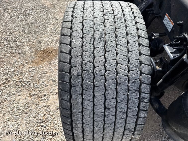 image for item ES5864 2021 Freightliner Cascadia 126 semi truck