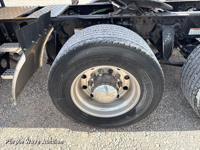 image for item ES5864 2021 Freightliner Cascadia 126 semi truck