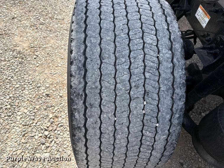 image for item ES5864 2021 Freightliner Cascadia 126 semi truck