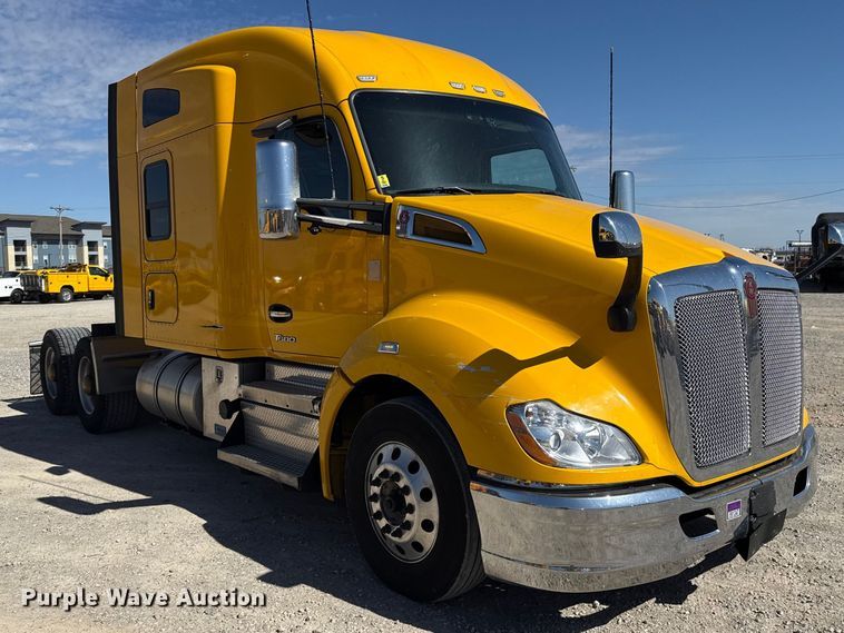image for item ES5865 2022 Kenworth T680 semi truck