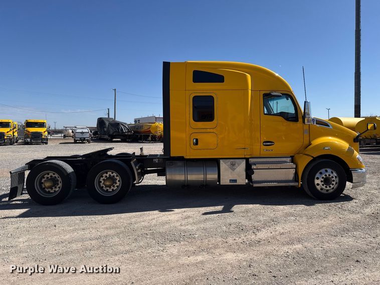 image for item ES5865 2022 Kenworth T680 semi truck