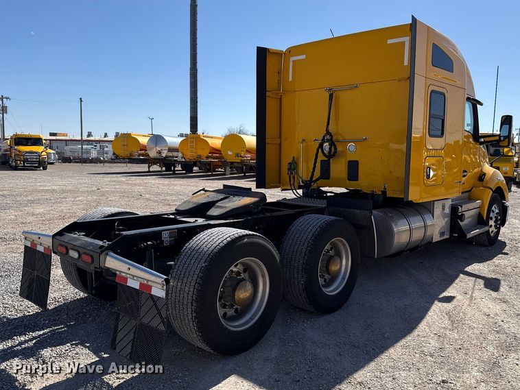image for item ES5865 2022 Kenworth T680 semi truck