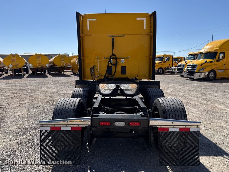 image for item ES5865 2022 Kenworth T680 semi truck