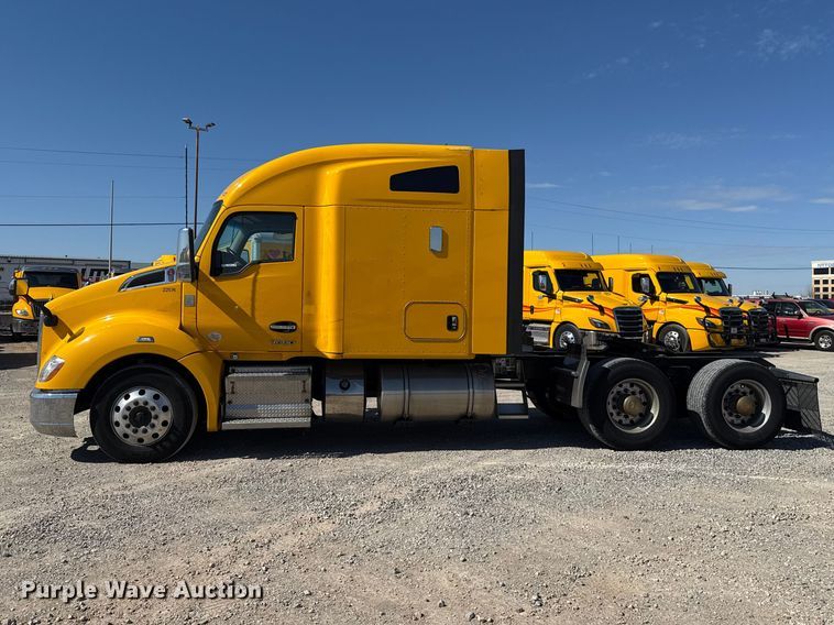 image for item ES5865 2022 Kenworth T680 semi truck