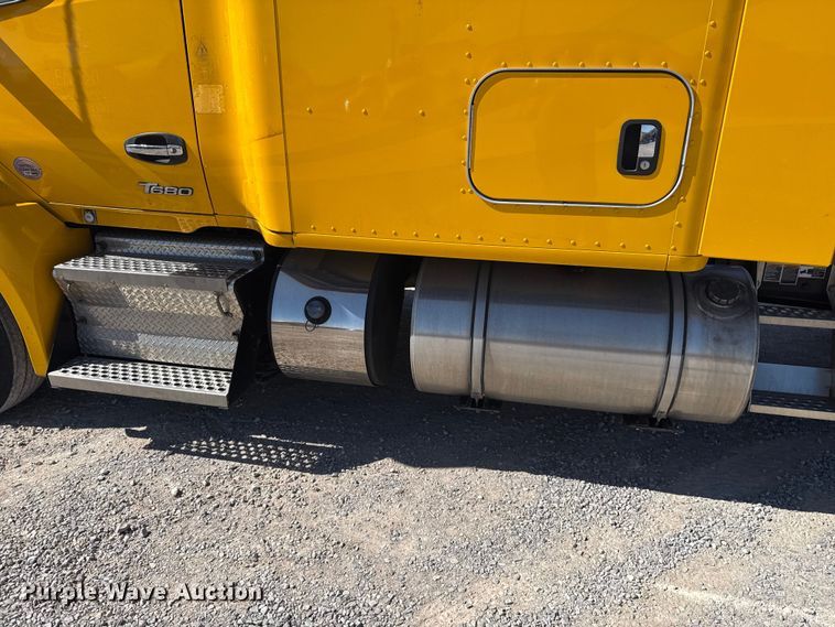 image for item ES5865 2022 Kenworth T680 semi truck