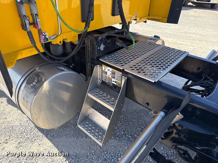 image for item ES5865 2022 Kenworth T680 semi truck