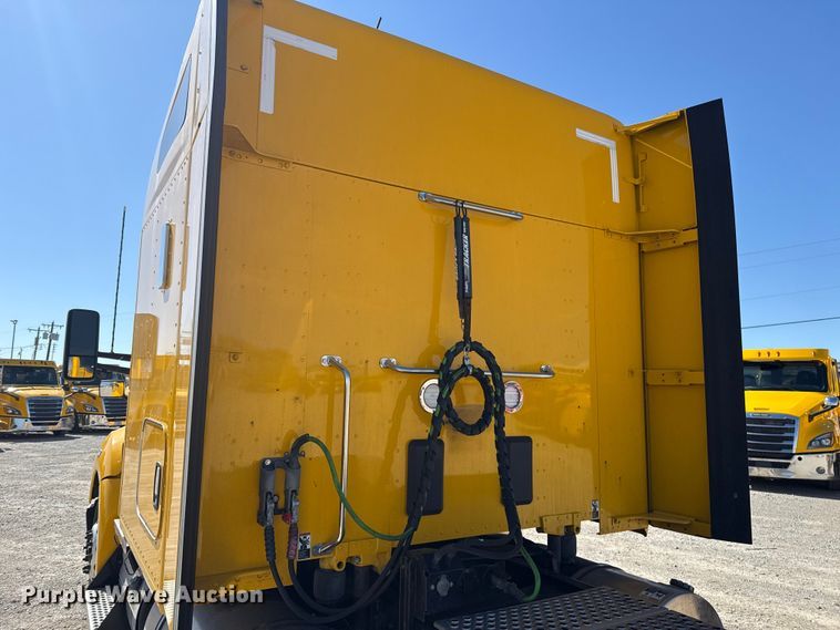 image for item ES5865 2022 Kenworth T680 semi truck