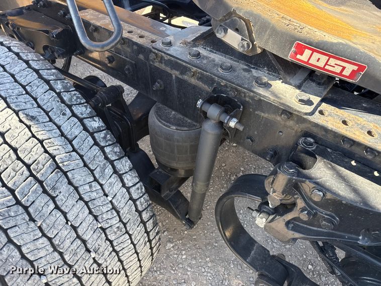 image for item ES5865 2022 Kenworth T680 semi truck