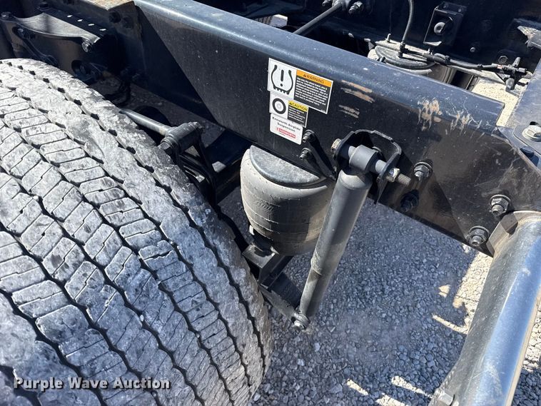 image for item ES5865 2022 Kenworth T680 semi truck