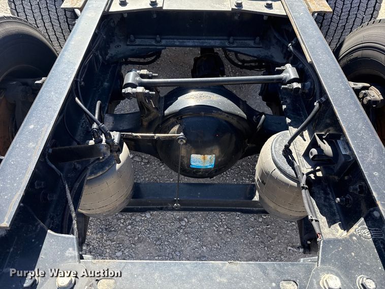 image for item ES5865 2022 Kenworth T680 semi truck