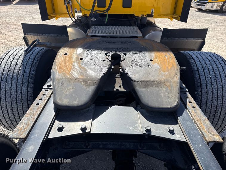 image for item ES5865 2022 Kenworth T680 semi truck