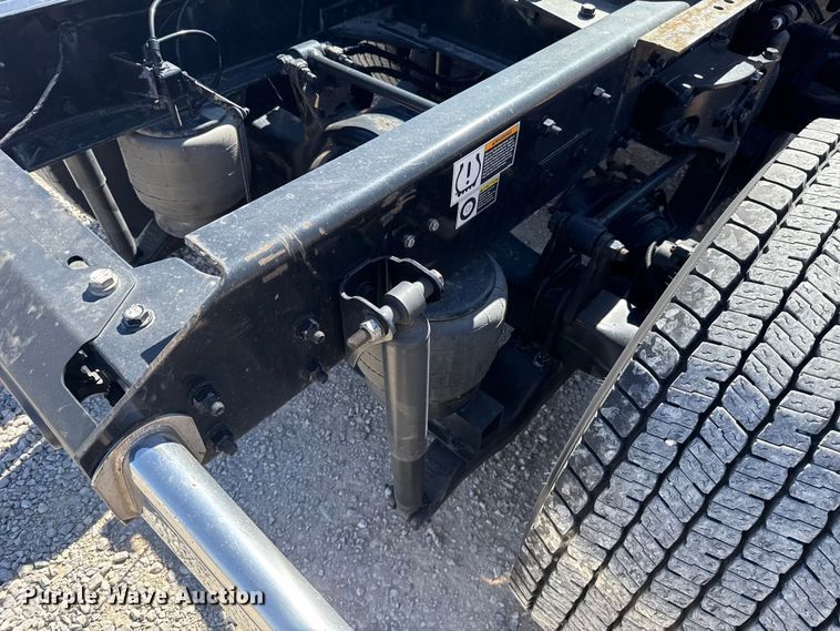 image for item ES5865 2022 Kenworth T680 semi truck